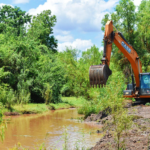 Con maquinaria se refuerzan trabajos preventivos en el área del arroyo en Pericos