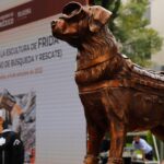 Develan escultura en honor a la perrita Frida, quien colaboró en las labores de rescate en los sismos de 2017