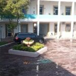 ¡Una vez más! Químico’ Benítez entra a su despacho por la puerta de atrás 