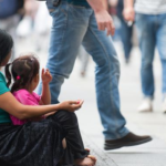 Senado prohíbe usar a niños para mendigar