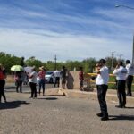 En exigencia de aires acondicionados padres de familia bloquean carretera en Ahome